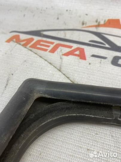 Уплотнитель стекла двери задний правый Peugeot 307