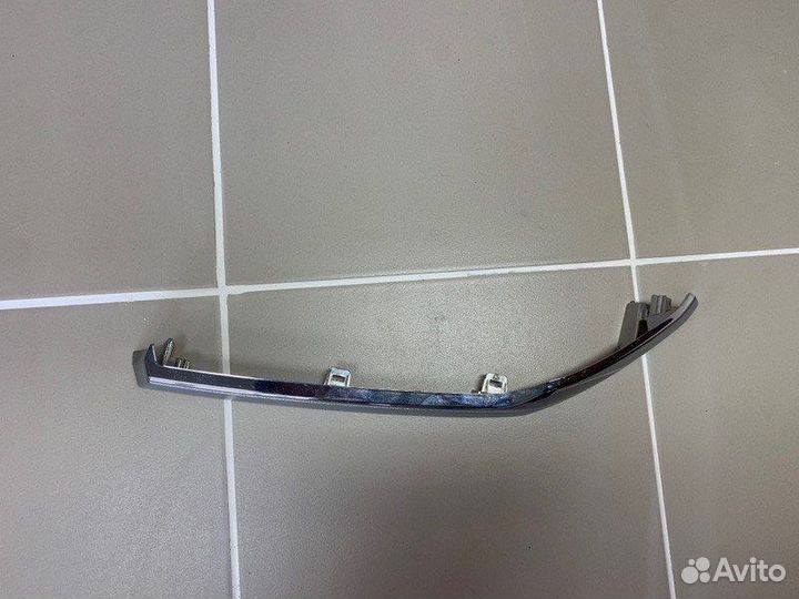 Накладка решетки радиатора Toyota Hilux8 2015