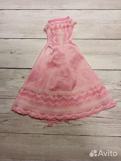 Платье для кукол формата Барби