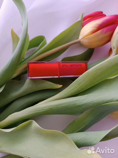 Красная помада бренда SHU uemura