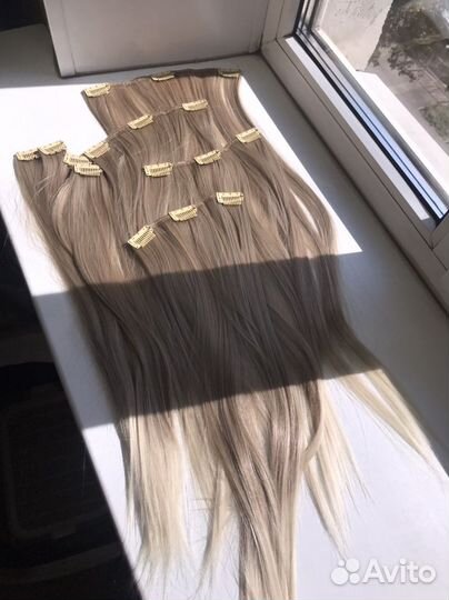 Пряди волос на заколках