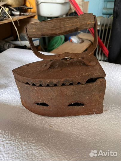 Старинный утюг на углях