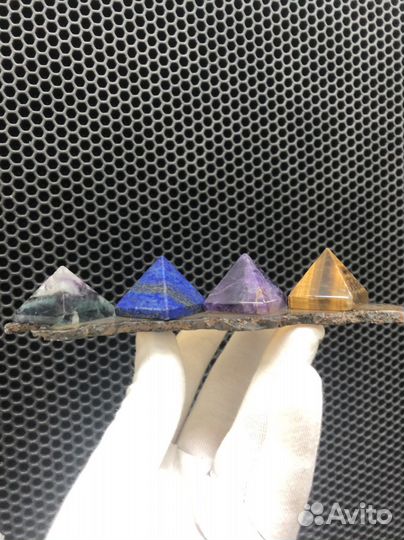 Пирамида флюорит, аметист, лазурит, тигровый