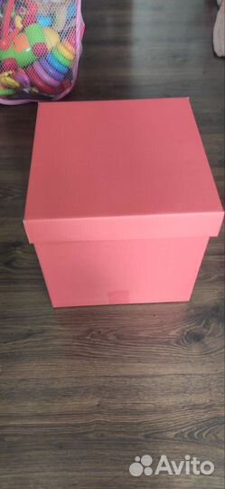 Подарочная коробка