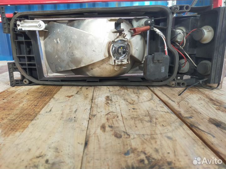 Фара левая (в сборе с поворотником) Scania