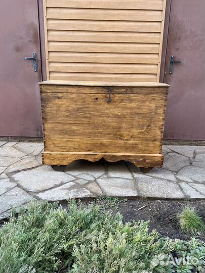 Старинный сундук на колесиках