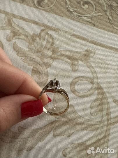 Золотое кольцо с бриллиантом