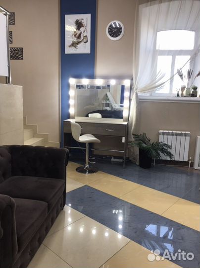 Стол бровиста и визажиста