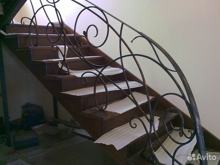 Кованые изделия: лестница, перила