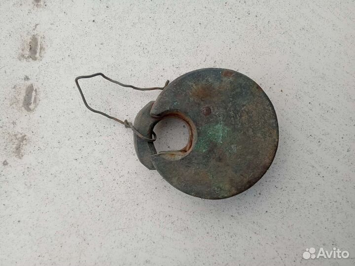 Навесной замок старинный