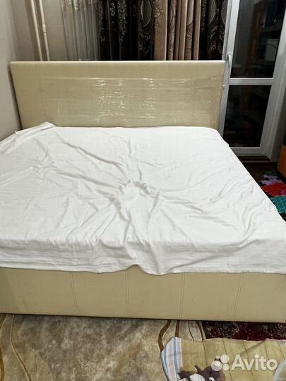 Кровать двухспальная с матрасом