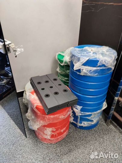 Стойки для гантелей technogym и блины олимпийские