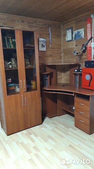 Стол и шкаф