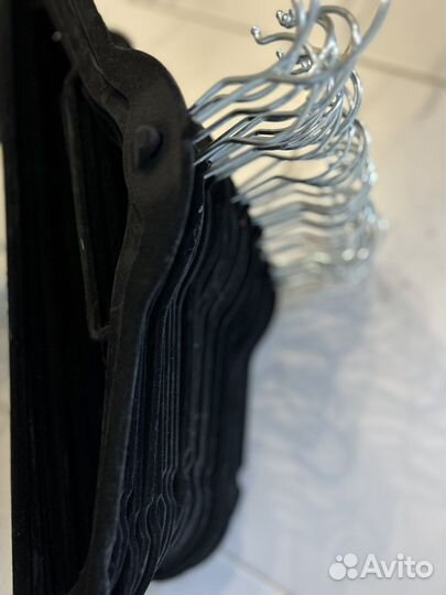 Вешалки черные одинаковые