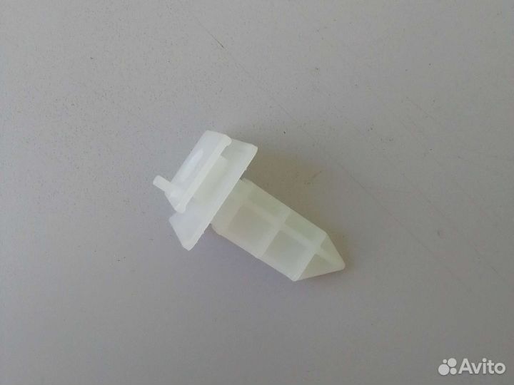 Кронштейн решетки радиатора Mazda