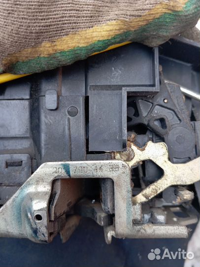 Замок двери мерседес w210