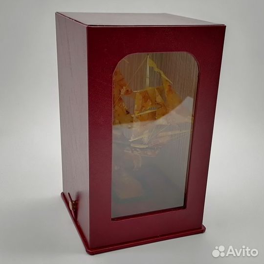 Кораблик янтарный сувенир парусник