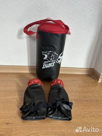 Боксерская груша с перчатками