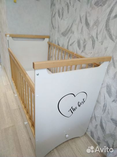 Детская кроватка с маятником и ящиком