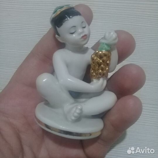 Фарфоровая статуэтка: