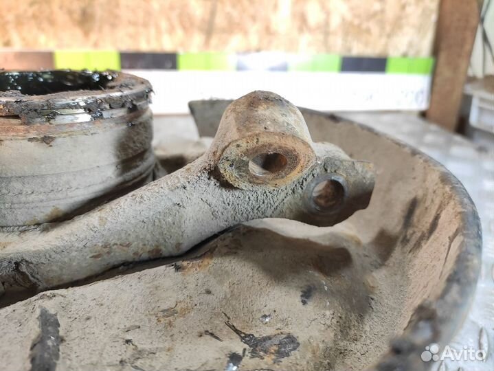 Кулак задний левый E 124