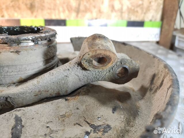 Кулак задний левый E 124