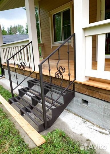 Лестница с забежными ступенями под ключ