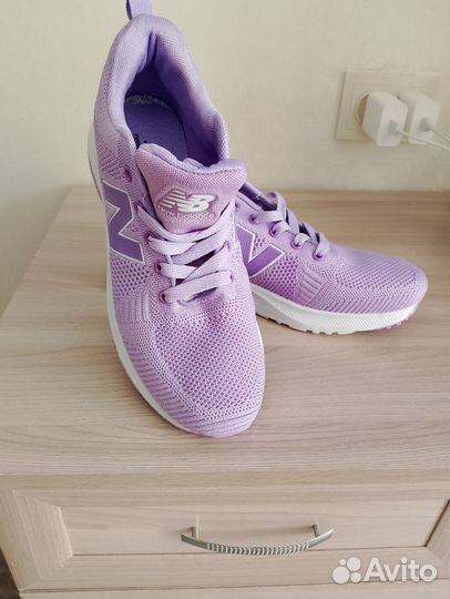 Кроссовки женские