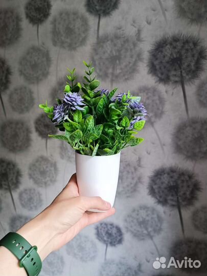 Искусственные цветы в горшке