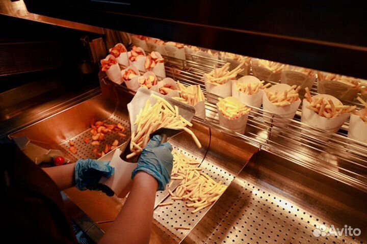 Сотрудник ночной смены в фастфуд