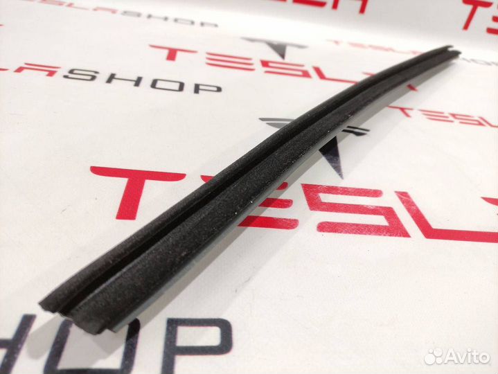 Уплотнитель стекла двери передний правый Tesla