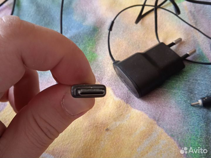 Два зарядного устройства. На старенькие телефоны