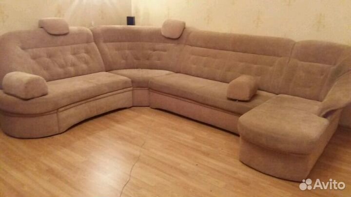 Холл угловой