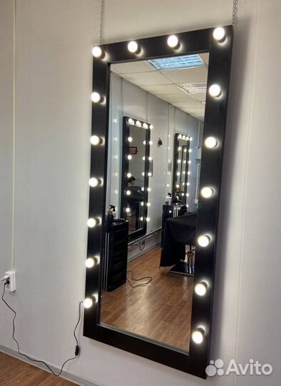 Гримерное зеркало с лампочками