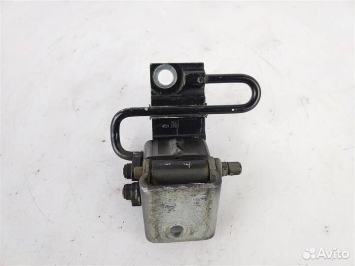 Петля двери задней левой нижняя фольксваген туаре