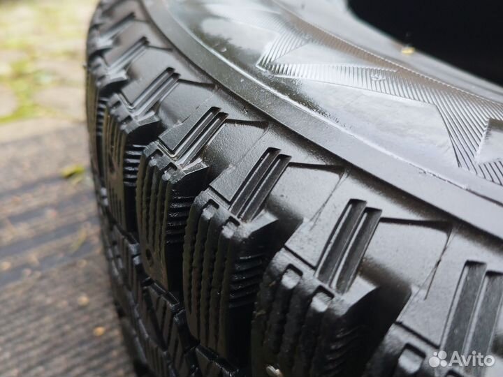 Bridgestone Blizzak Spike-01 215/70 R16