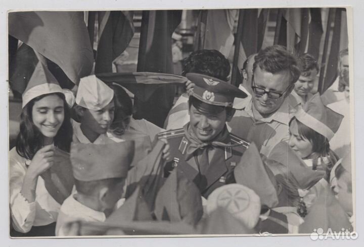 Гсс летчик-космонавт Климук с пионерами, 1978