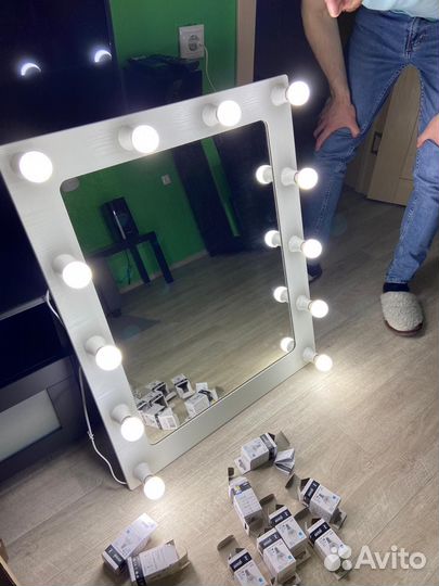 Гримерное зеркало с лампочками