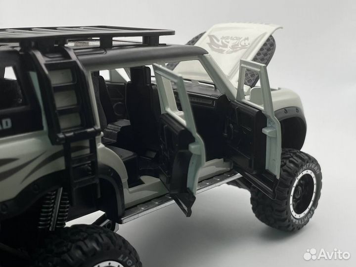 Модель автомобиля Land Rover Defender металл