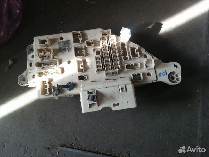 Блок предохранителей салона Toyota LC100 LX470