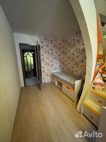 Двухярусная кровать с матрасами, плюс шкаф