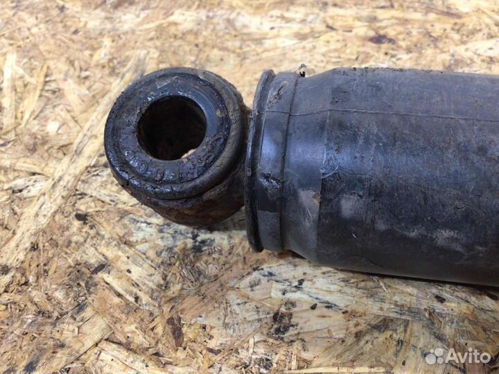 Амортизатор задний Nissan Navara 56200EB30A YD25