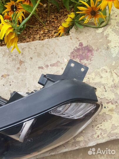 Правая фара на кия спортейдже4 ксенон