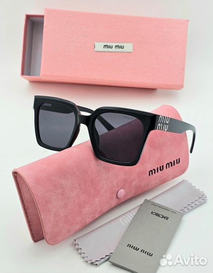 Солнцезащитные очки Miu Miu