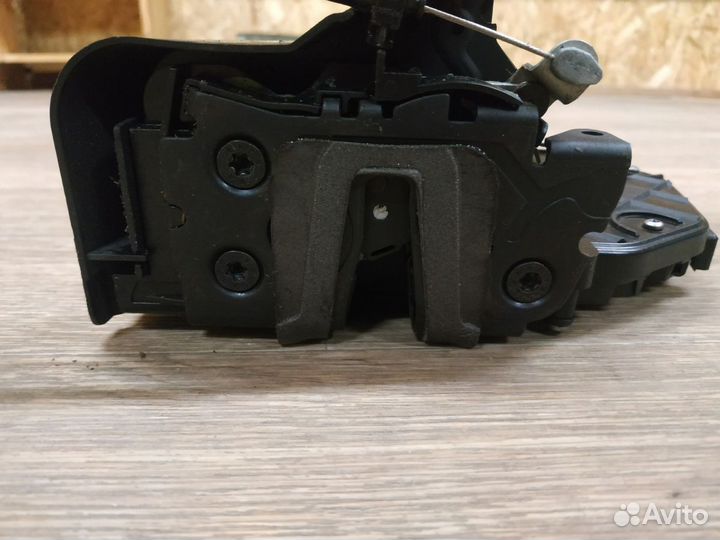 Замок двери передней правой LR Freelander 2