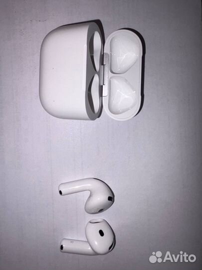 Apple AirPods 4 с активным шумоподавлением