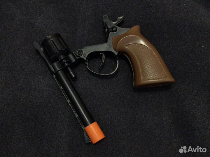 Пластиковый пистолет на пистонах