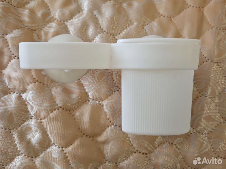 Стакан для зубных щёток и пасты на присосках