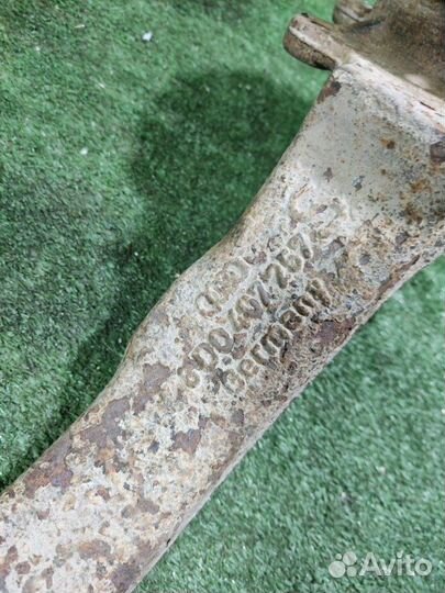 Кулак поворотный передний левый Volkswagen Passat