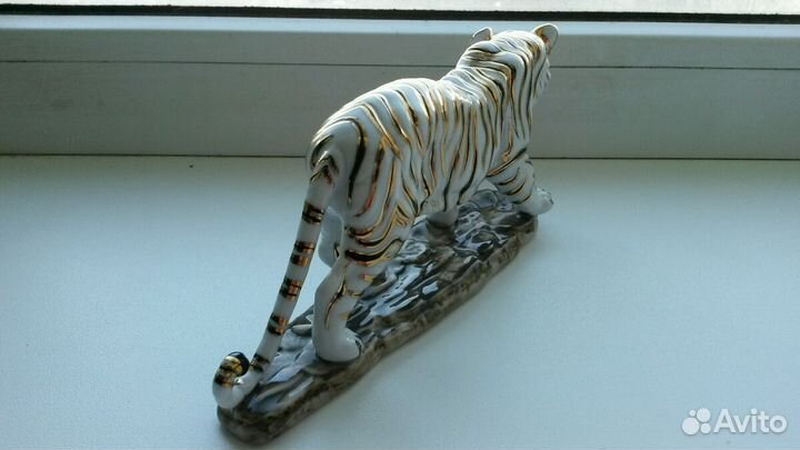 Фарфоровая статуэтка